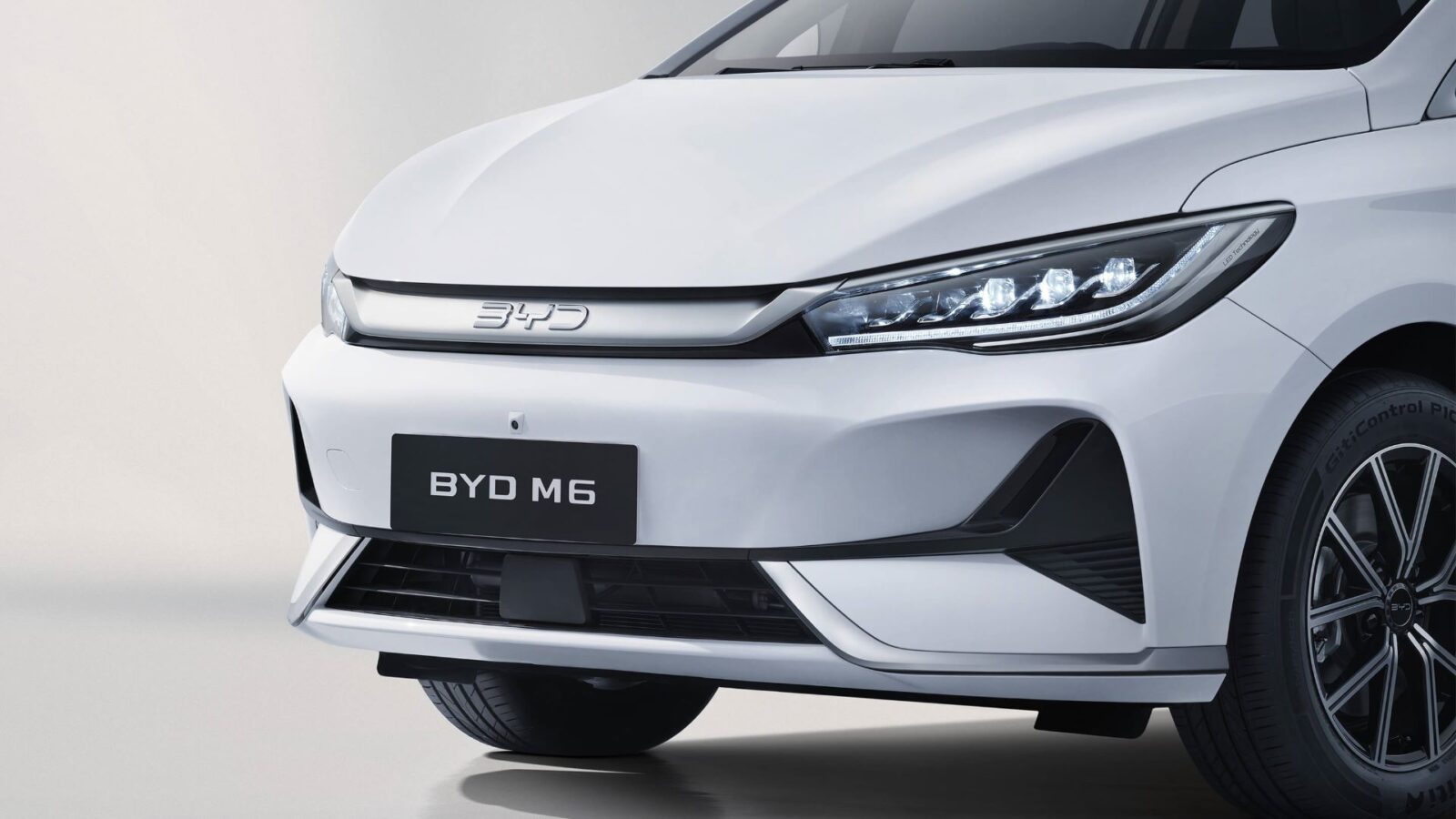 Mặt trước BYD M6